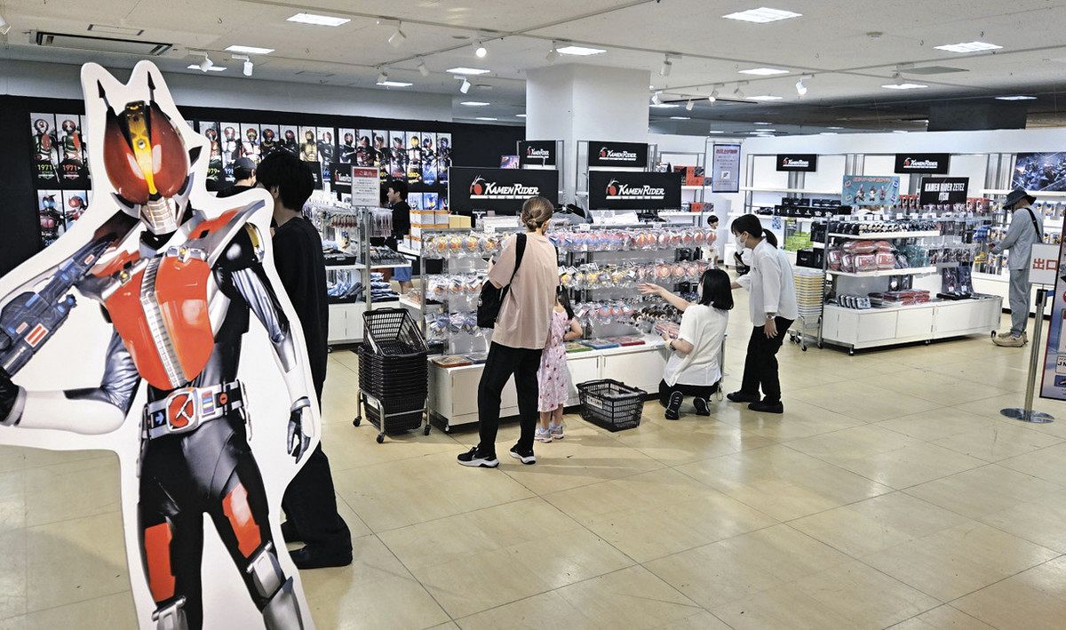 オリジナル商品が人気の公式グッズショップ＝富山市の大和富山店で
