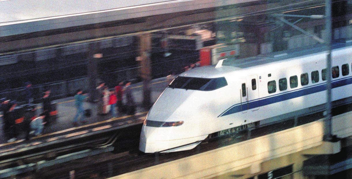 JR名古屋駅を通過する新幹線のぞみ301号=1992年3月14日