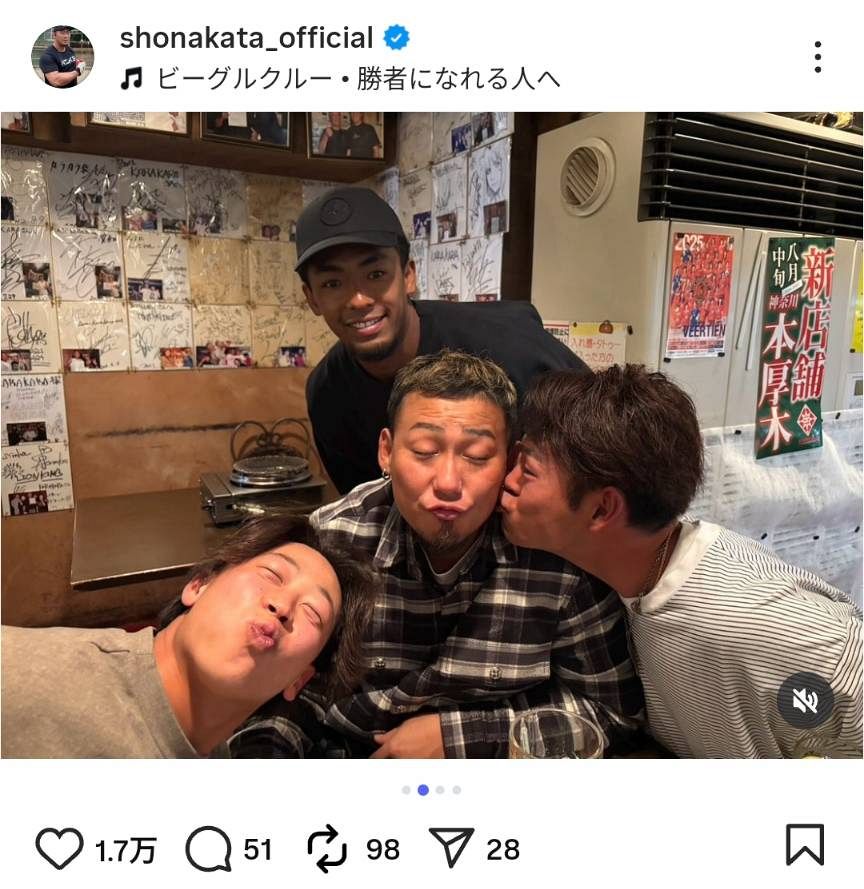 中日・土田（右）からほっぺにチューされる中田さん（中）、後ろは中日・ブライト、左は中日・辻本＝中田さんのインスタグラムより