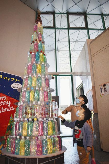 ペットボトルでクリスマスツリー 松阪 みえこどもの城で点灯式 中日新聞web