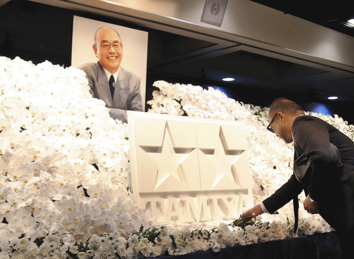 模型少年にお別れ タミヤ会長しのぶ献花式 石坂浩二さんの姿も：中日 