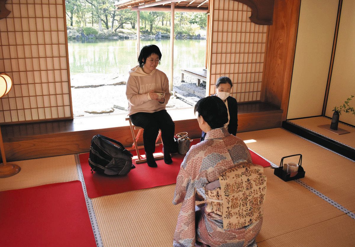 春の風景とともにお茶を楽しんだ来園者＝福井市宝永3の養浩館庭園で 