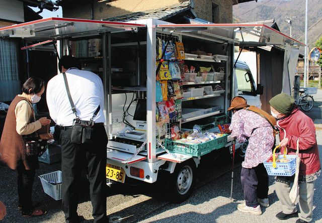 買い物が不便な地域でコープしがが運行を始めた移動販売車「あったか便」＝長浜市余呉町上丹生で 