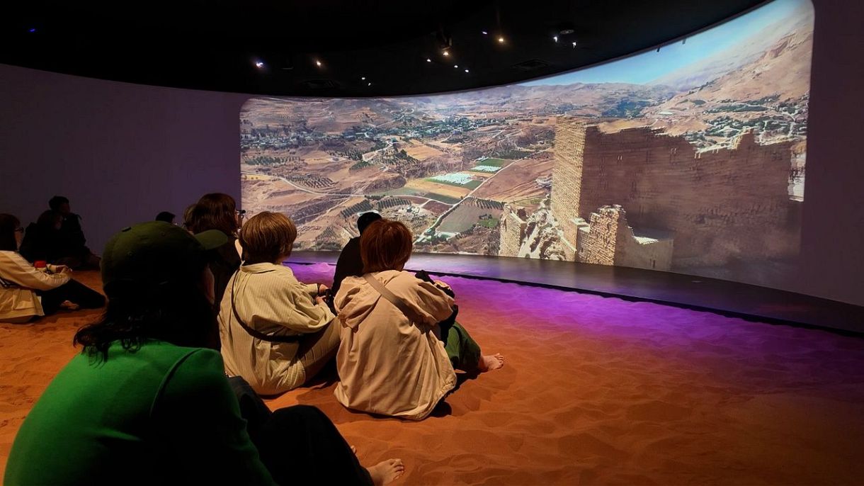 ① 大阪・関西万博 ヨルダンの砂 サンドアート ヨルダン館 万博があるからこそ」砂の芸術家は語る 父の作品に出会えたのも