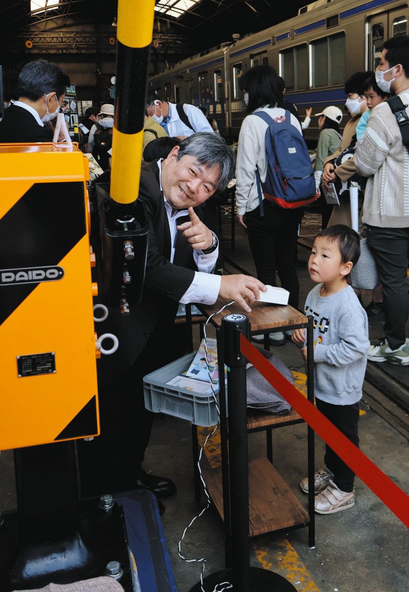 踏切遮断機を操作する子ども（右）＝松本市のアルピコ交通上高地線新村車両所で
