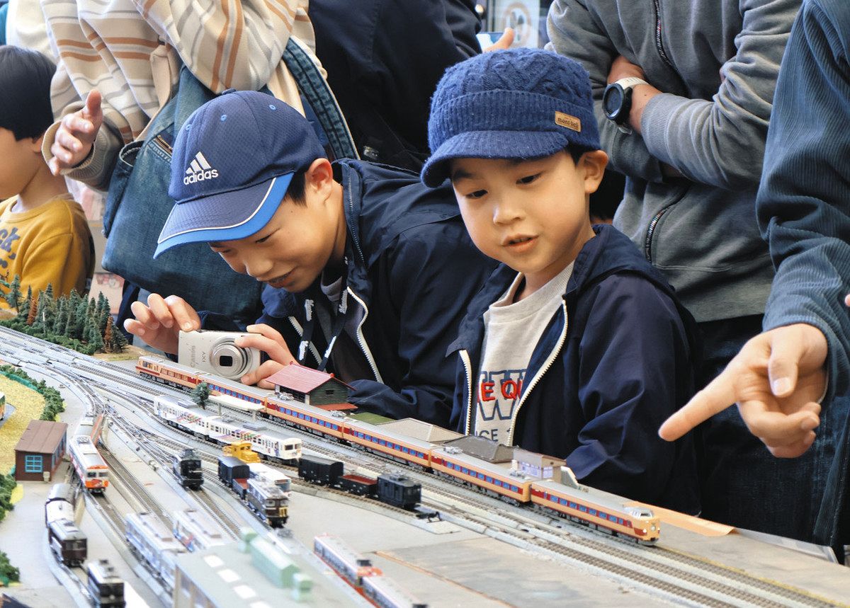 車両模型を眺める子どもたち＝松本市のアルピコ交通上高地線新村車両所で
