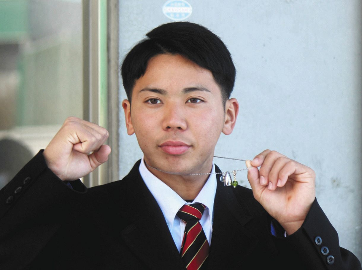 楽天 ドラフト４位 泰勝利が 祖母と一緒 に入寮 そばで見ていてほしい 初登板も一緒に立つ 中日スポーツ 東京中日スポーツ