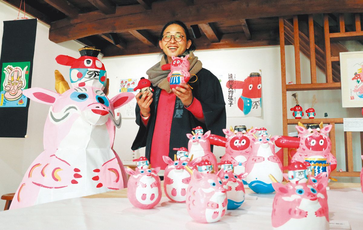 てんぐちゃん×桜色の竜 浜松市西区で張り子作家・坂田さんの展示