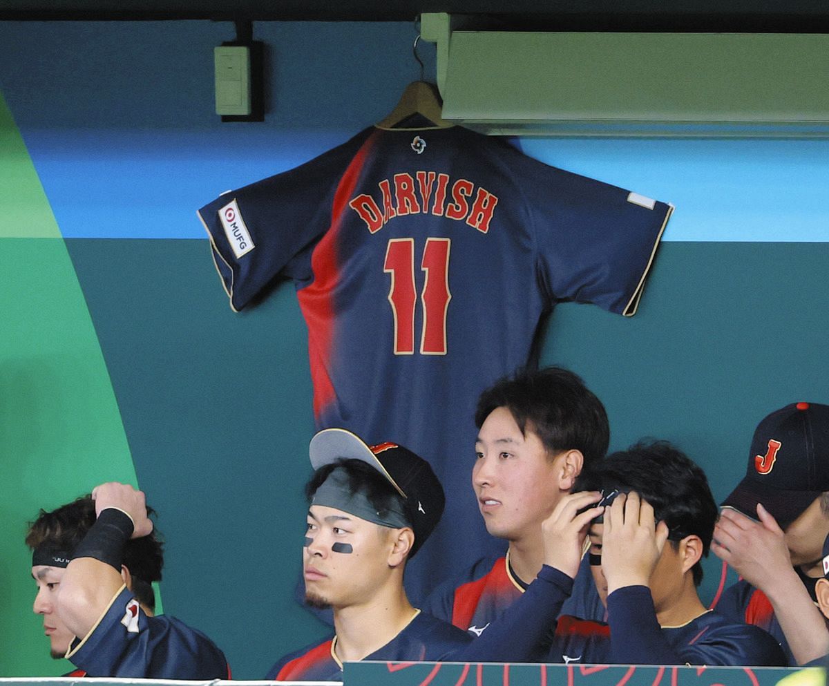 侍ベンチにはダルビッシュのユニホーム 背番号11でネーム入り、一緒に
