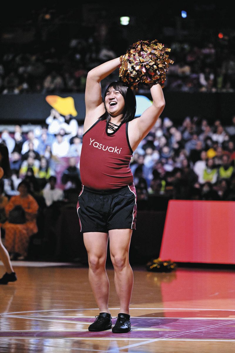 DeNA・山崎康晃、「一肌脱いで」初の女子チア姿 ユーチューブ「100回