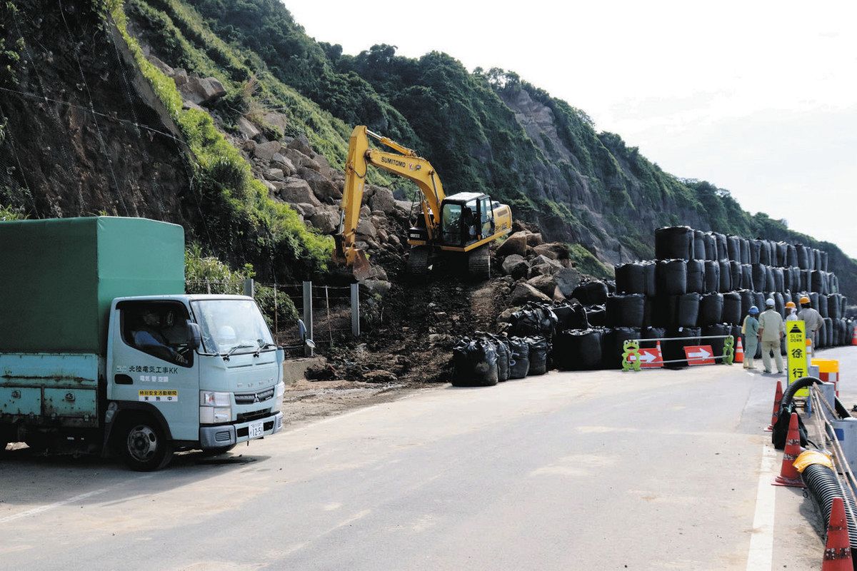 電気ケーブルが損傷して、停電の原因となった落石現場＝２６日、石川県輪島市大沢町で
