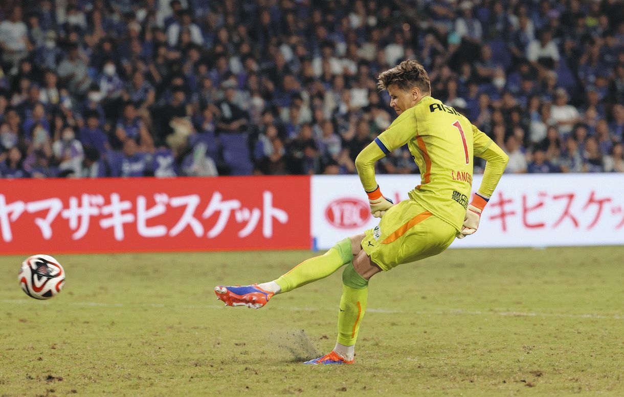 ◇ランゲラック、貴重なPKキックにスーパーセーブ！【写真】：中日