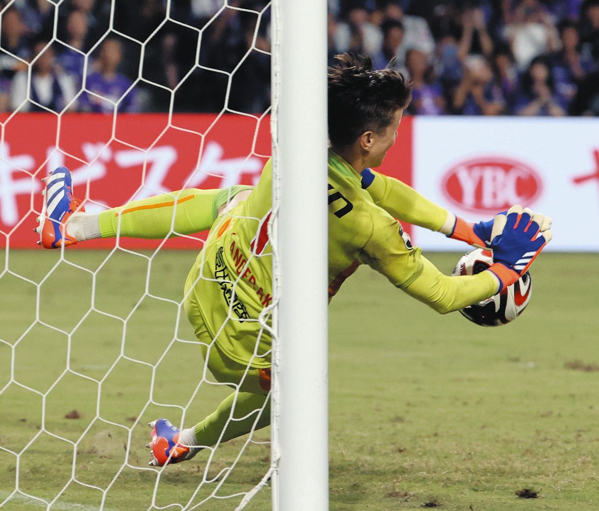 ◇ランゲラック、貴重なPKキックにスーパーセーブ！【写真】：中日