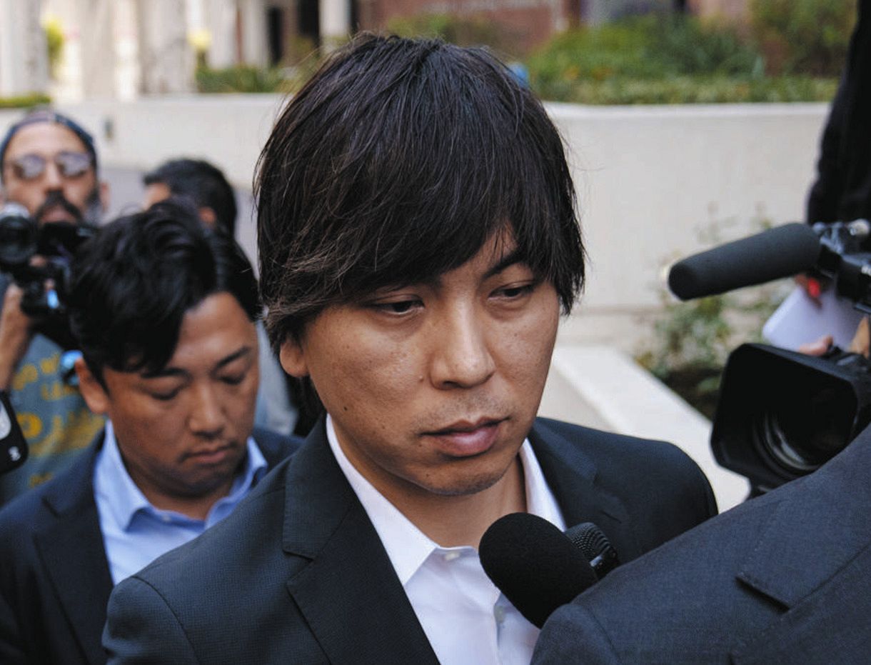 クレージーだ」水原一平容疑者を取り囲み、容赦ない質問を浴びせる米