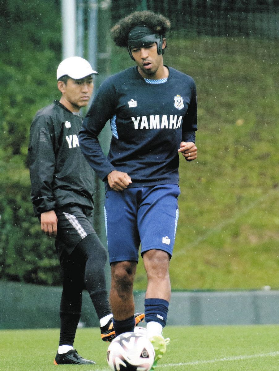 ジュビロ磐田・ジャーメイン 特注ヘッドギアで練習:中日新聞 ジュビロ磐田・ジャーメイン 特注ヘッドギアで練習:中日新聞