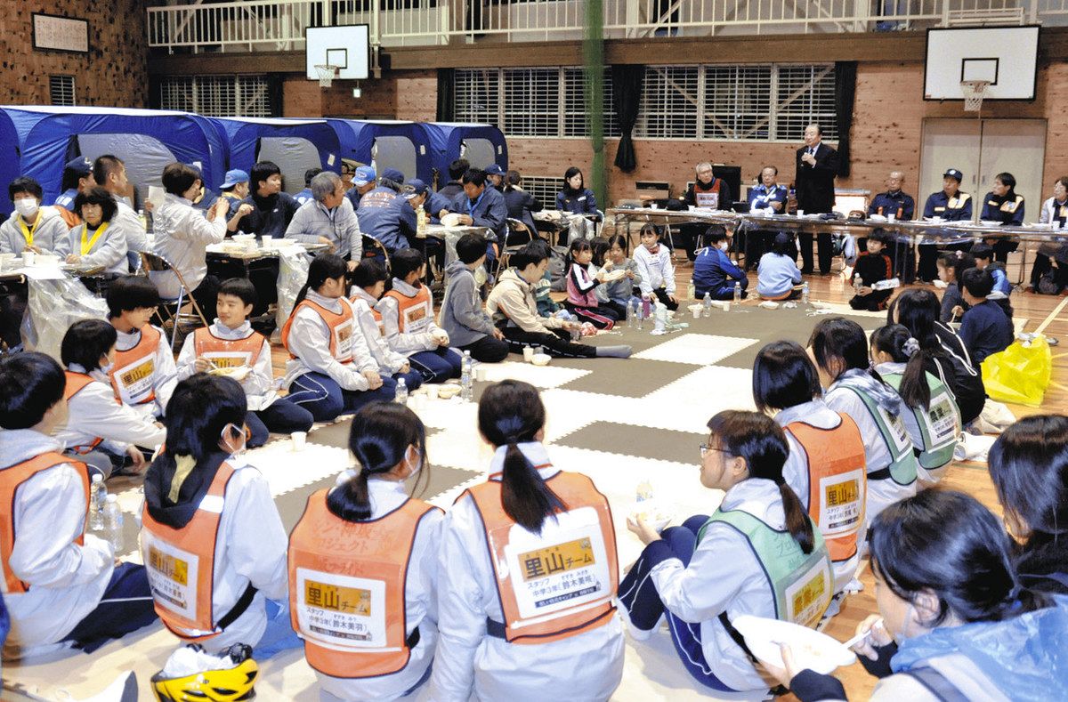 ジビエカレーを味わう子どもたち＝中津川市の神坂学校体育館で
