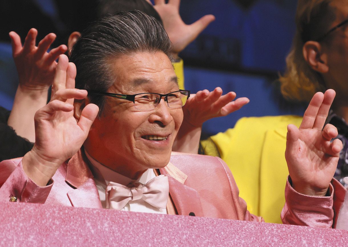 吉本新喜劇gm就任の間寛平 ド派手スーツ姿で 30人が人気投票で出られる 新喜劇祭 を10月開催 ぶち上げる 中日スポーツ 東京中日スポーツ