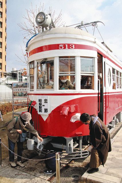 昔の鉄板を履いた車輪に丸いガラスが乗せてあります。 maxresdefault.jpg
