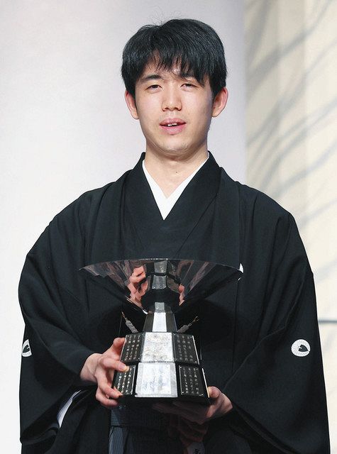 藤井竜王「充実したシリーズ」就位式：中日新聞Web