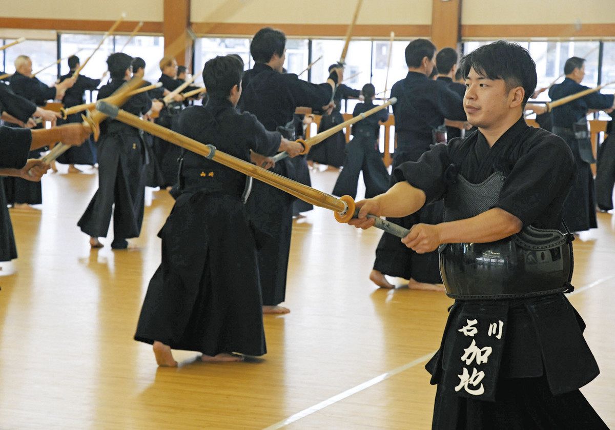 ç¨½å¤å§‹ã‚ã§ç´ æŒ¯ã‚Šã‚’ã™ã‚‹å‚åŠ è€…ãŸã¡ï¼é‡‘æ²¢å¸‚å°å‚ç”ºã®çœŒç«‹æ­¦é“é¤¨ã§
