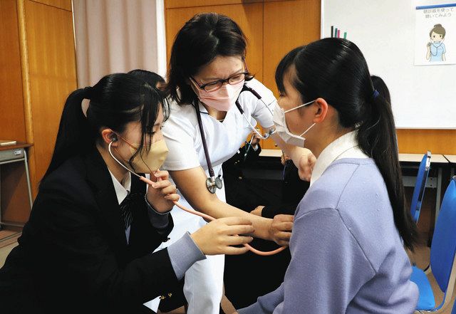 看護師目指す生徒 常葉大菊川高で聴診器診療など体験：中日新聞しずおかWeb