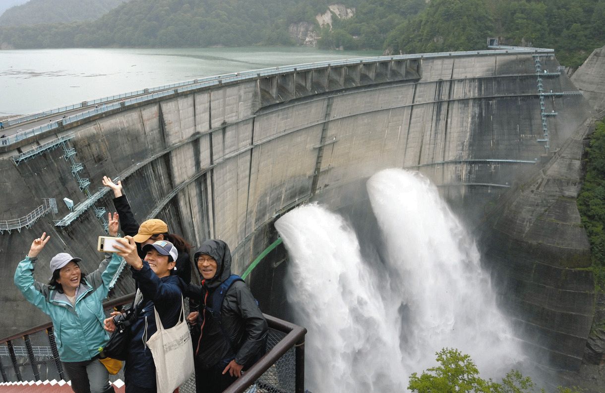 【動画】峡谷に降り注ぐ「迫力満点」の毎秒15トン 黒部ダムで観光放水始まる：中日新聞Web