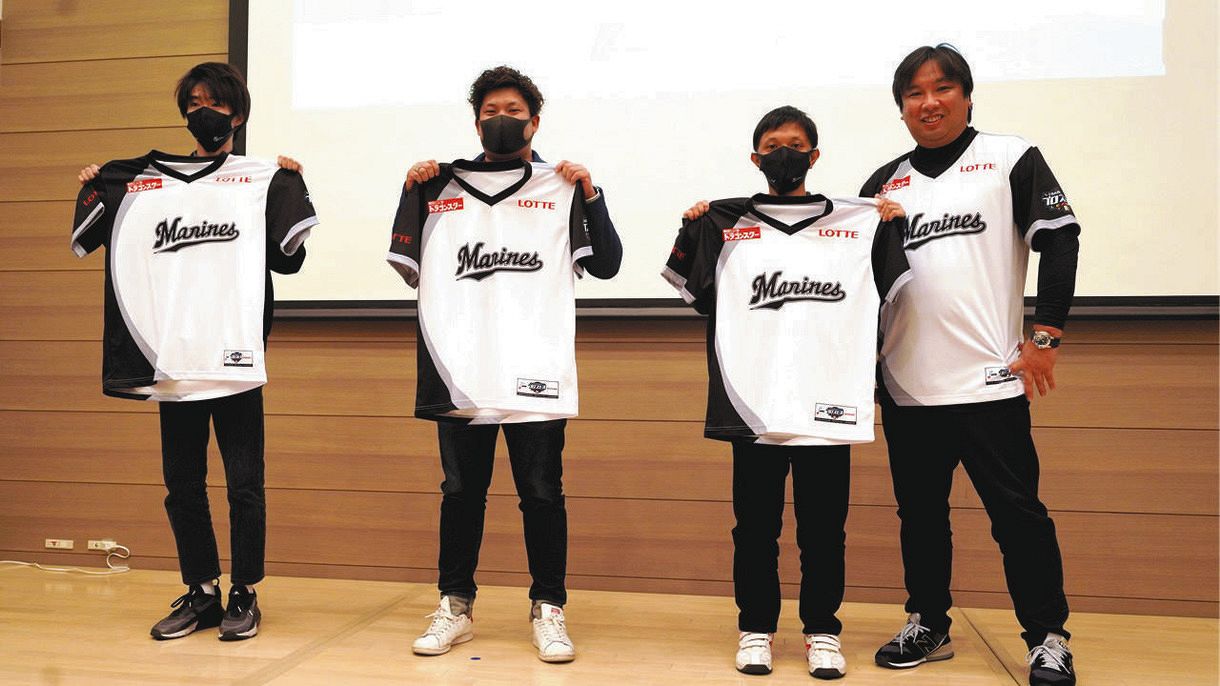 eBASEBALLプロスピAリーグのロッテ代表選手3人と監督の里崎智也さん（右）（球団提供）