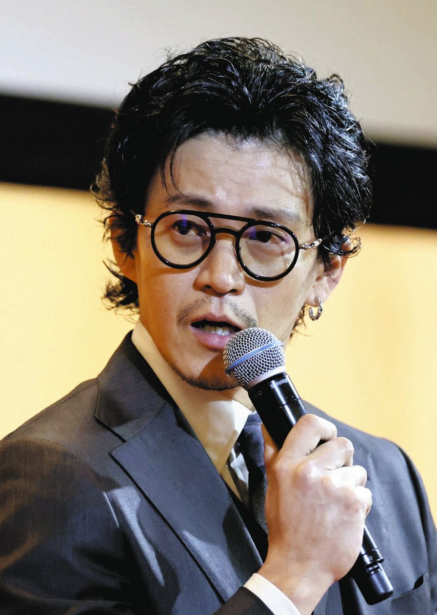 映画「フロントライン」について話す小栗旬さん＝豊明市の藤田医科大で