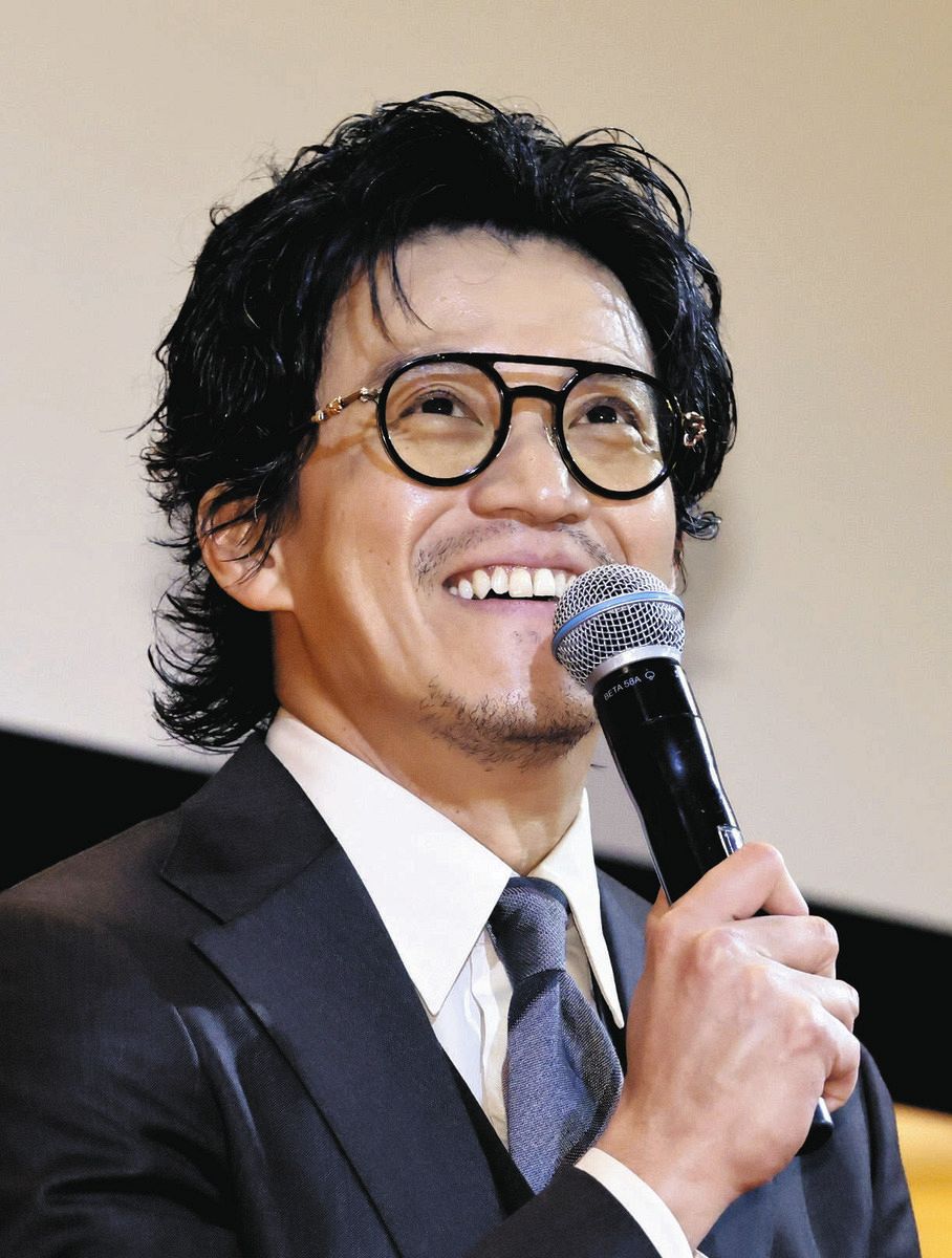 映画「フロントライン」の講演会で笑顔を見せる小栗旬さん＝豊明市の藤田医科大で