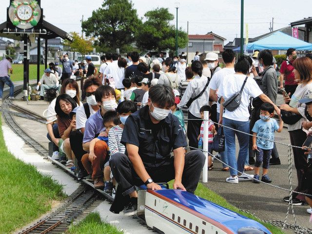 親子連れらが楽しんだフェスタ＝小矢部市のクロスランドおやべで 