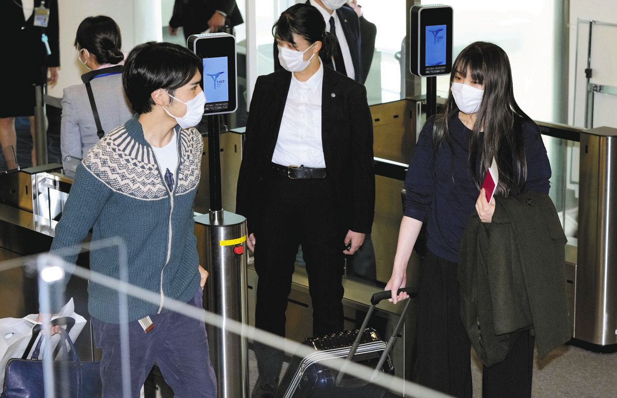 米国に出発する秋篠宮ご夫妻の長女眞子さん（右）と夫の小室圭さん（共同）