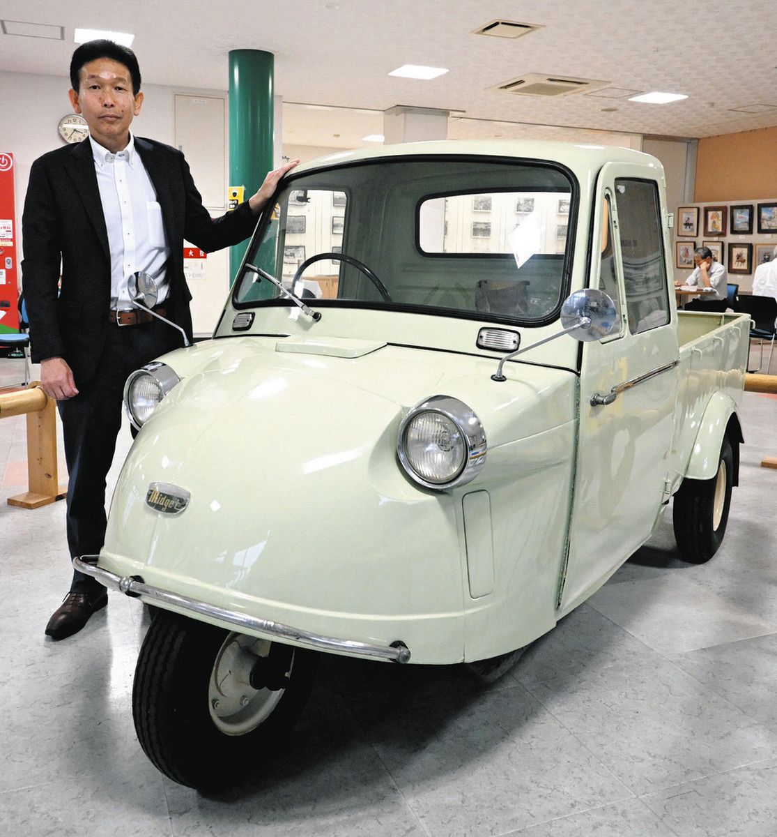 共創会議初代会長が愛用のミゼット、「ダイハツのまち竜王」に寄贈