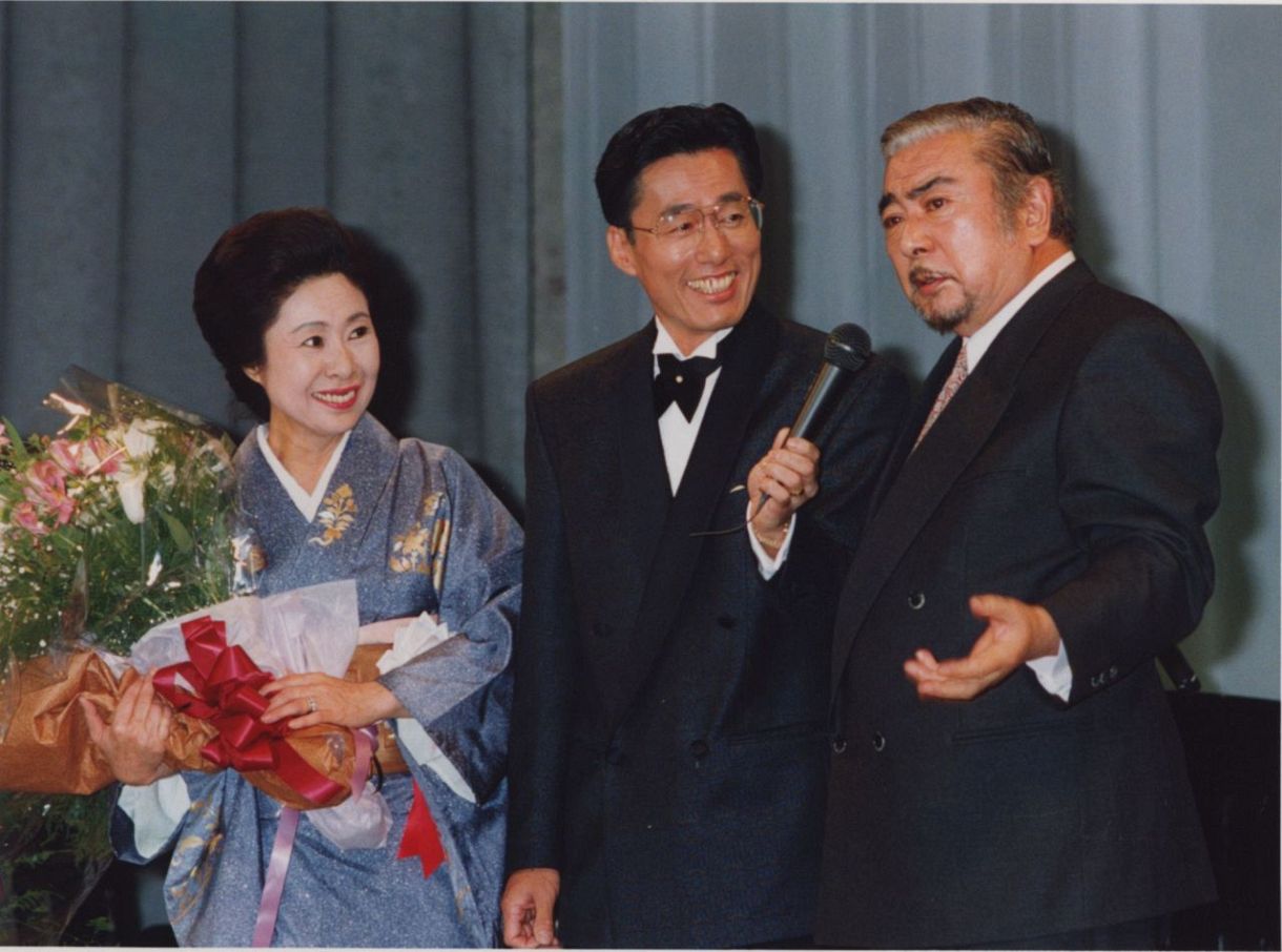 写真】勝新太郎さんのスピーチを笑顔で聞く中村玉緒さん：中日スポーツ