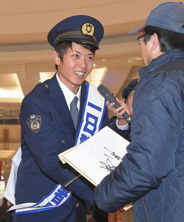 岡田のポジションは 署長 一日警察署長を務め謎の回答 中日スポーツ 東京中日スポーツ