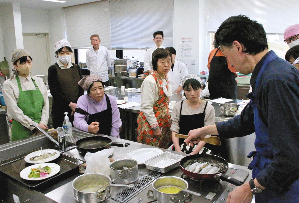 フレンチの手法によるイワナ料理を習う参加者たち＝木曽町文化交流センターで 