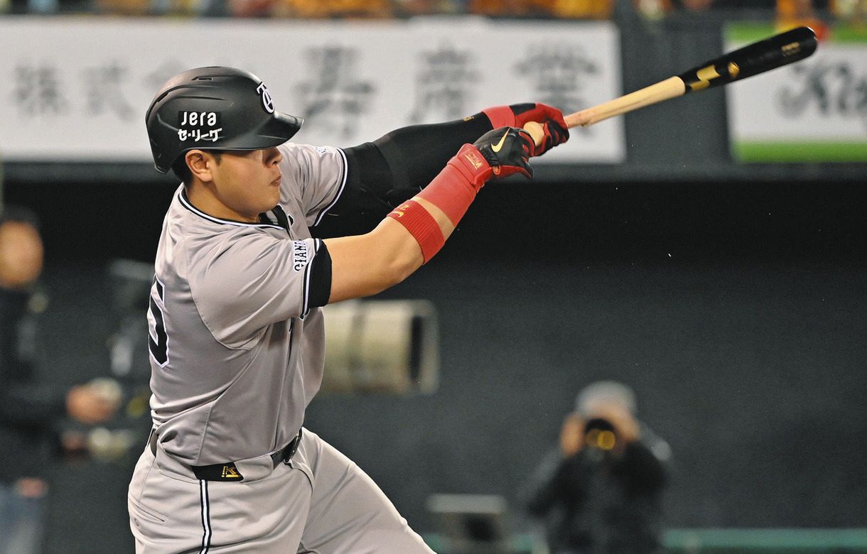 巨人・岡本和真が逆転打、5回、ヤクルト・小沢から左前に2点