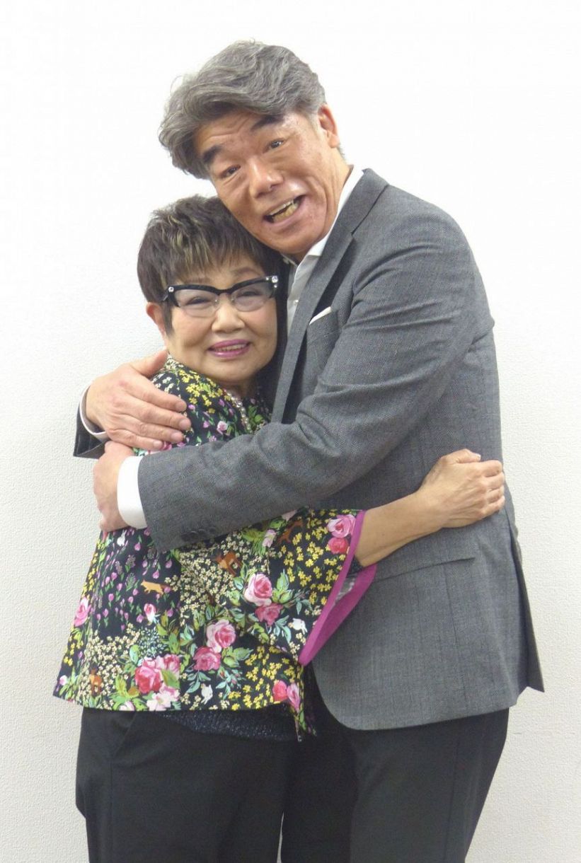 「きょうだいのように気心が知れている。終活にふさわしい男」と舞台共演を喜ぶ泉ピン子（左）と村田雄浩