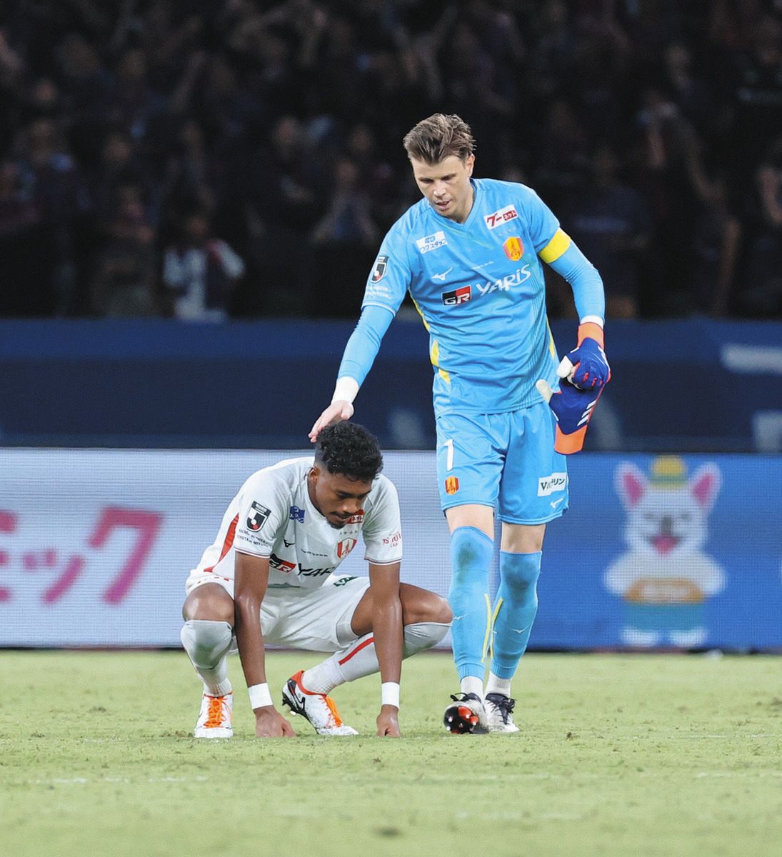 ◇名古屋グランパス・ＧＫランゲラック、三国を励ます【写真】：中日スポーツ・東京中日スポーツ