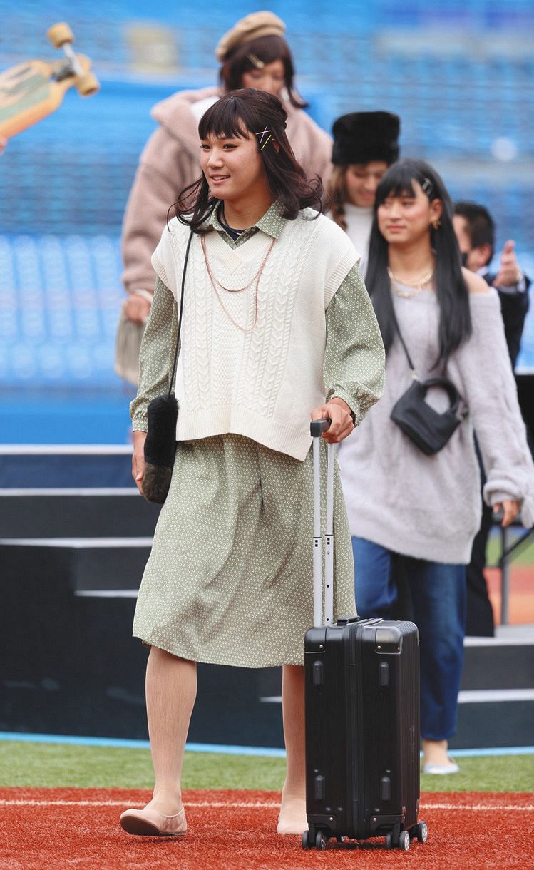 写真 理想のデートコーデ の女装姿を披露したヤクルト 奥川 中日スポーツ 東京中日スポーツ