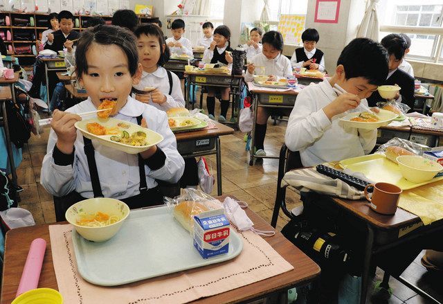 スロベニア料理の給食を味わう子どもたち＝福井市和田小で