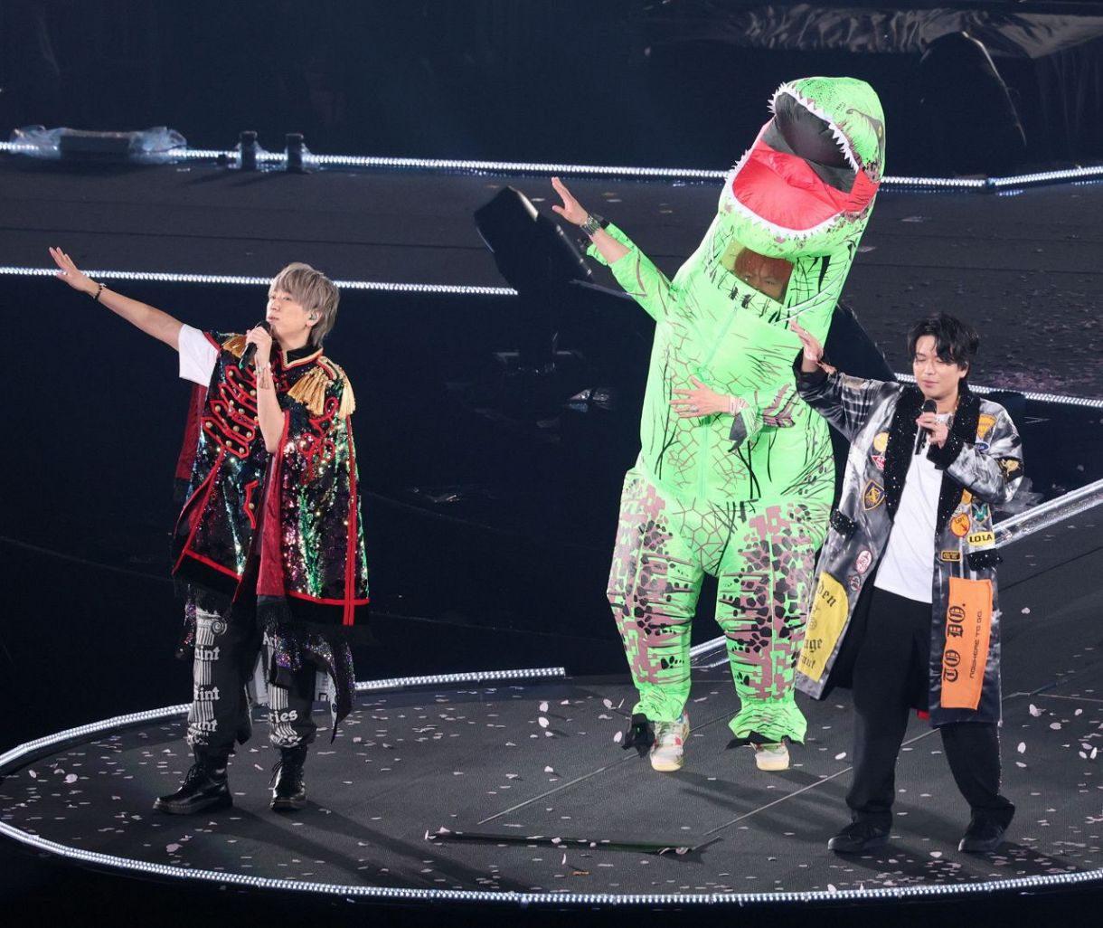 恐竜のコスプレで登場したＮＥＷＳの増田貴久。右は加藤シゲアキ、左は小山慶一郎