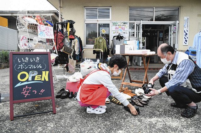 青空ワゴン市で店番をする利用者（左）＝穴水町大町のＮＰＯ法人「いきいき」で 