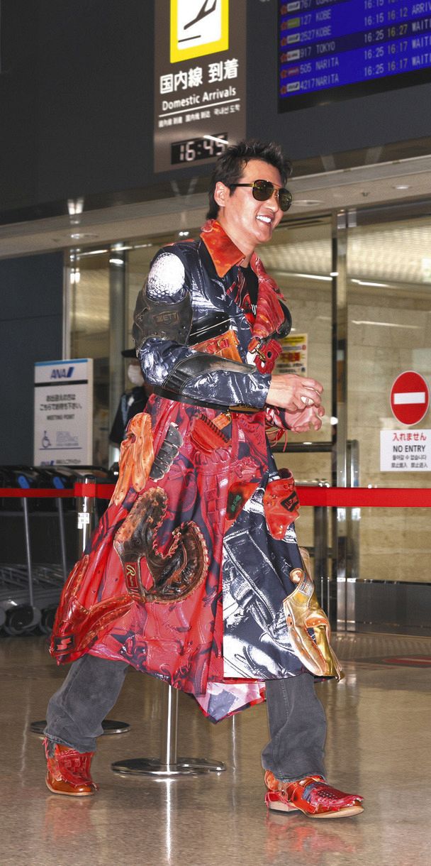 新庄 全身写真】新庄ビッグボス、ド派手コートで沖縄入り：中日スポーツ