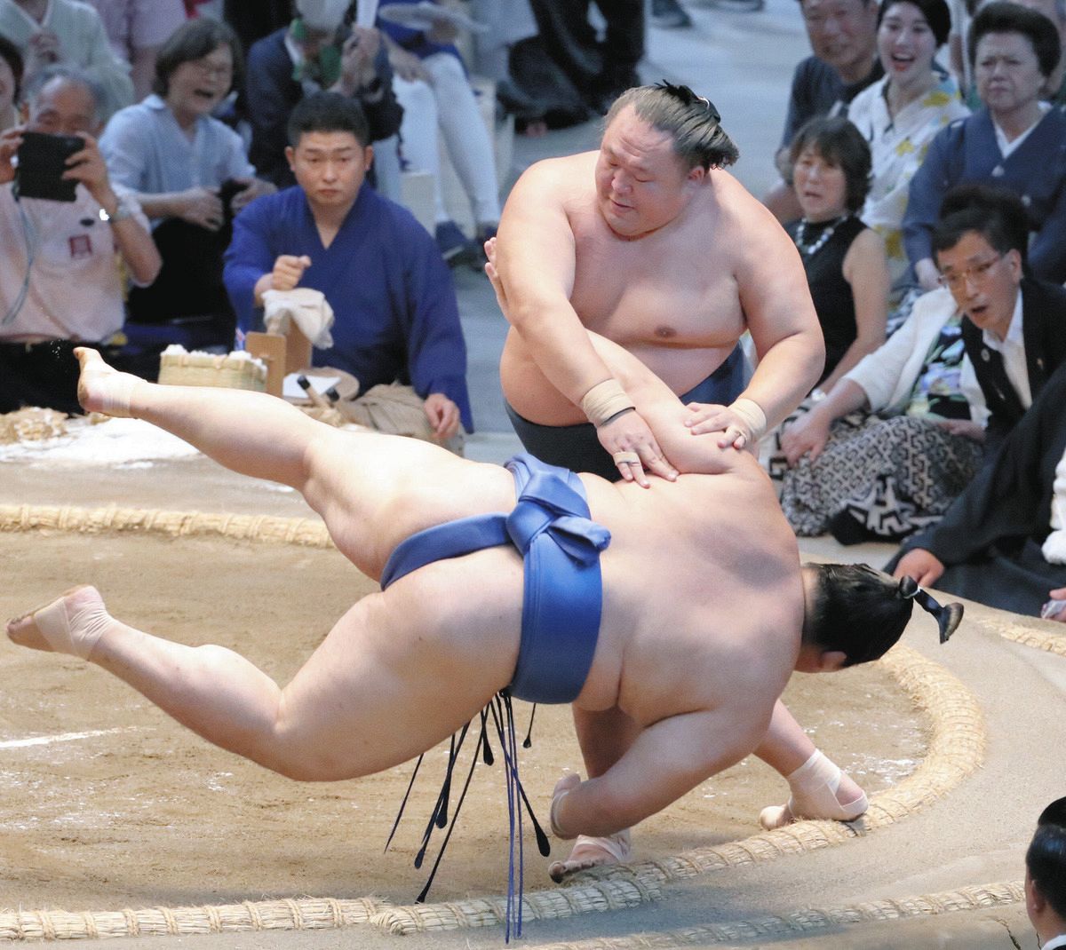 相撲 座布団 投げ