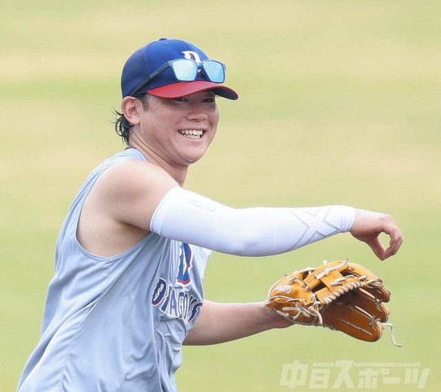 笑顔で送球練習する村松