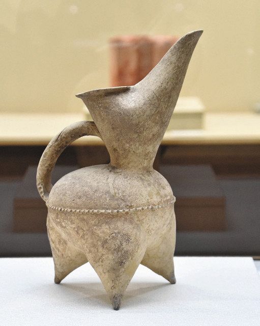 人間国宝古美術◼️蔵から、また凄そうな雰囲気の陶器が出て来ました。お猪口？ぐい呑？ 人間国宝古美術◼️蔵から、また凄そうな雰囲気の陶器が出て来ました