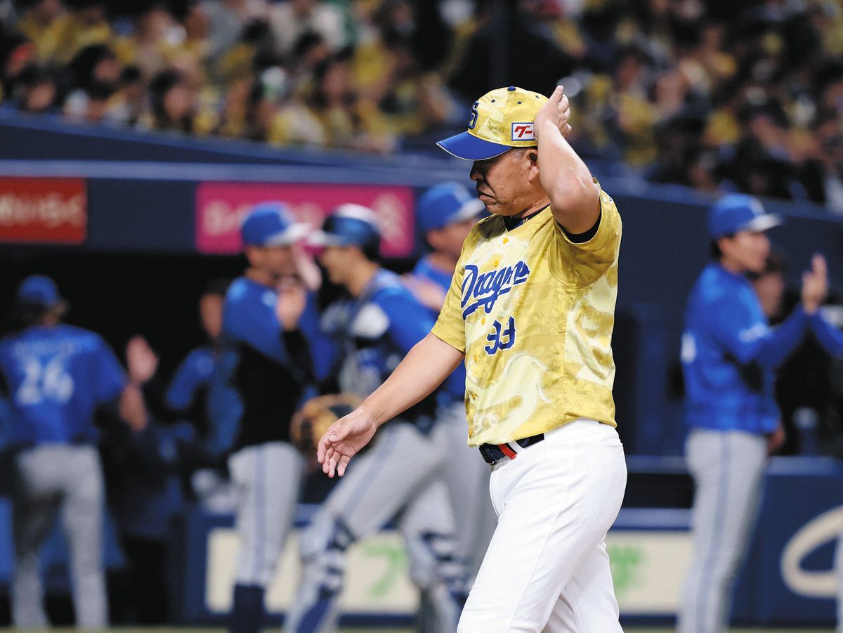 あいさつを終え引き揚げる井上監督