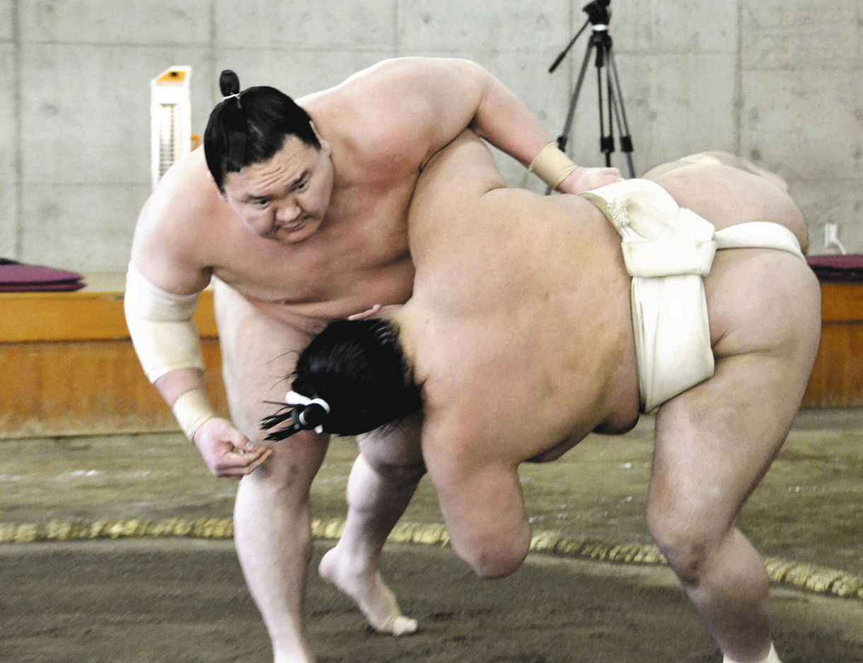 　合同稽古に参加した白鵬。右は阿武咲＝両国国技館内の相撲教習所（代表撮影）