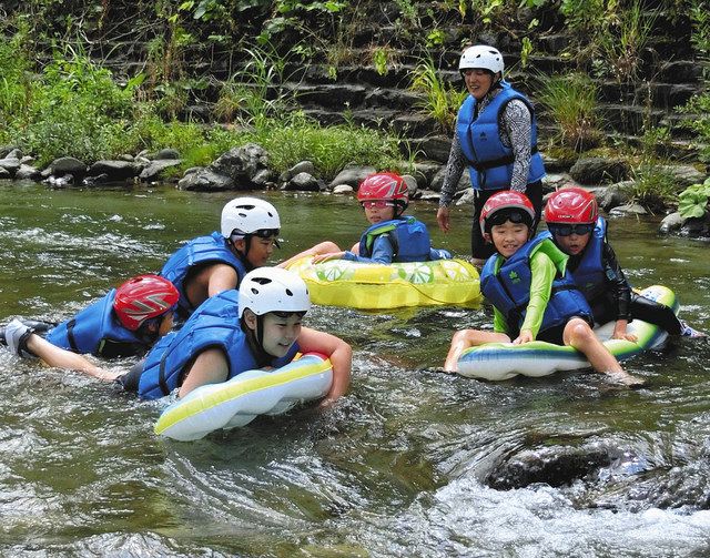 川遊びを楽しむ児童たち＝南砺市利賀村の利賀川で 