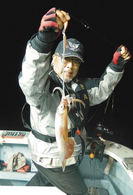 胴長２５センチのマイカを手に胴突き組の嶋田さん
